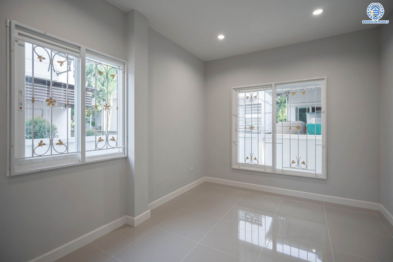 บ้านมือสองตกแต่งใหม่ โครงการ เพอร์เฟคเพลส ราชพฤกษ์ บ้านเดี่ยว จากแบรนด์ Property Perfect เนื้อที่ 56.2 ตร.ว. ฟังก์ชัน 3 ห้องนอน 3 ห้องน้ำ  1 ห้องอเนกประสงค์ จอดรถได้ 2 คัน กับทำเลโซนเมือง ที่เชื่อมต่อหลากหลายเส้นทาง หน้าโครงการติดถ.ราชพฤกษ์ ใกล้รถไฟฟ้าสถานี "บางรักน้อยท่าอิฐ"